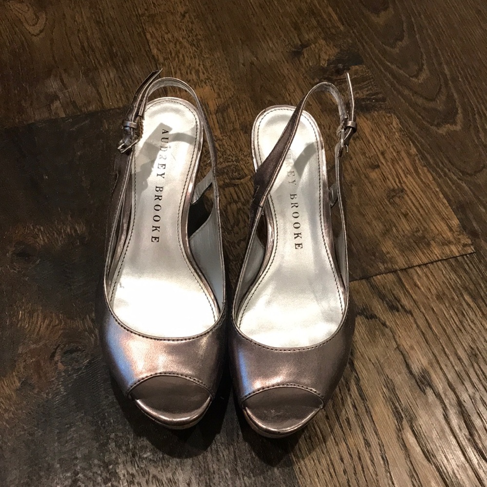 Audrey Brooke size 5 cork and metallic wedges